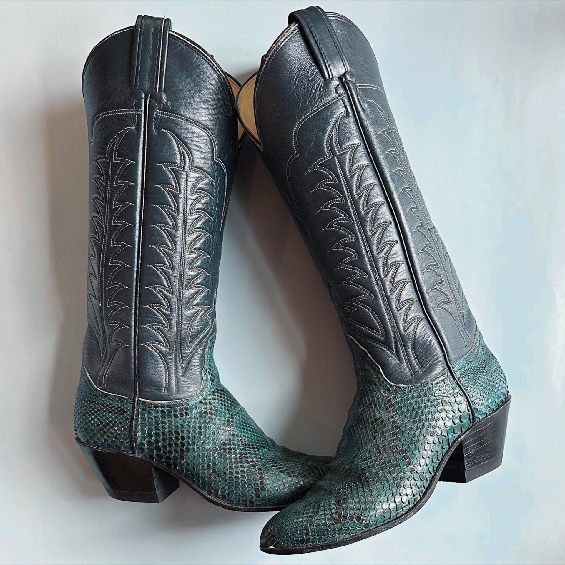 Cowgirl boots hot sale size 6